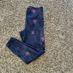 Love her leggings 7/8